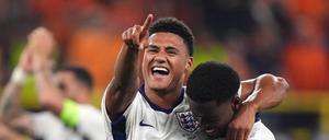 Ollie Watkins (links) erzielte im Halbfinale kurz vor Schluss das entscheidende Tor für England.