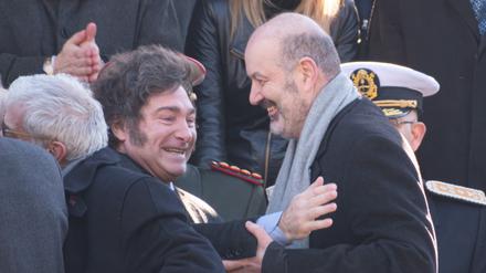 Das neue liberale Dreamteam? Präsident Javier Milei (in der Mitte links) und sein neuer Minister Federico Sturzenegger.