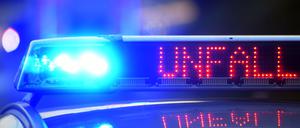 Angermünde: Baum stürzt auf Auto - zwei Personen sind leicht verletzt. Symboldbild