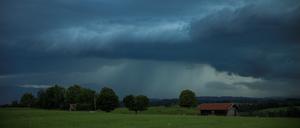 Dunkle Gewitterwolken hängen über der Landschaft in Penzberg in Oberbayern. In ganz Deutschland besteht die Gefahr von Unwettern.