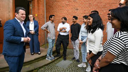 Hubertus Heil (l, SPD), Bundesminister für Arbeit und Soziales, verabschiedet sich nach einer Veranstaltung mit indischen Studentinnen und Studenten der Natur- und Wirtschaftswissenschaften an der Freien Universität (FU) Berlin.
