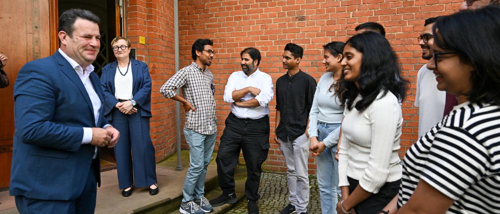 Hubertus Heil (l, SPD), Bundesminister für Arbeit und Soziales, verabschiedet sich nach einer Veranstaltung mit indischen Studentinnen und Studenten der Natur- und Wirtschaftswissenschaften an der Freien Universität (FU) Berlin.