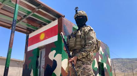 Ein Wachmann der HPS, einer jesidischen Miliz in Irak.