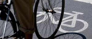 ARCHIV - 22.05.2023, Bayern, München: Ein Radfahrer fährt über einen Radweg. (zu dpa: «Landesweite Kampagne für mehr Sicherheit im Radverkehr») Foto: Sven Hoppe/dpa +++ dpa-Bildfunk +++