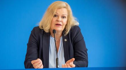 Bundesinnenministerin Nancy Faeser (SPD) hat sich mit Mobilfunkanbietern in Deutschland geeinigt. Sie dürfen ab 2025 keine Software chinesischer Hersteller verwenden.