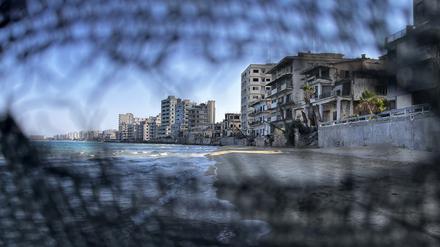 Dieses Bild vom 18. September 2022 zeigt einen gesperrten Strand in der Stadt Varosha auf der Insel Zypern.