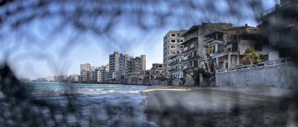 Dieses Bild vom 18. September 2022 zeigt einen gesperrten Strand in der Stadt Varosha auf der Insel Zypern.
