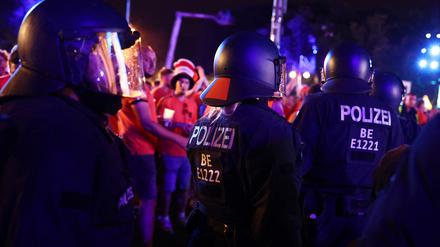 Polizisten an der Fanmeile (Symbolbild)
