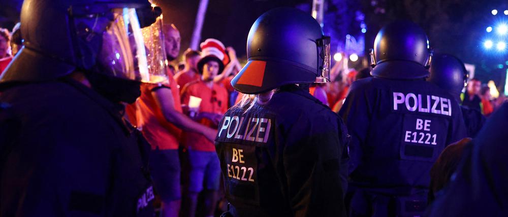 Polizisten an der Fanmeile (Symbolbild)