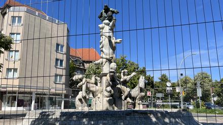 Der Märchenbrunnen auf dem Zehlendorfer Sderot-Platz: Die steinerne Umfassung ist marode, jetzt kümmert sich eine Fachfirma.