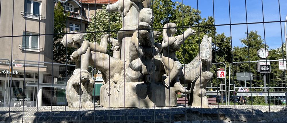Der Märchenbrunnen auf dem Zehlendorfer Sderot-Platz: Die steinerne Umfassung ist marode, jetzt kümmert sich eine Fachfirma.