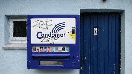 Ein Kondomautomat in Trittau, Deutschland.