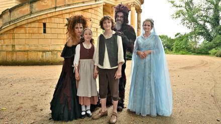Im Belvedere auf dem Klausberg sind die Dreharbeiten zu „Das Märchen von der silbernen Brücke“ gestartet. Vor der Kamera stehen unter anderem Detlev Buck, Christina Große, Johanna Gastdorf, Peter Schneider und Luise Wolfram. (v.l.)