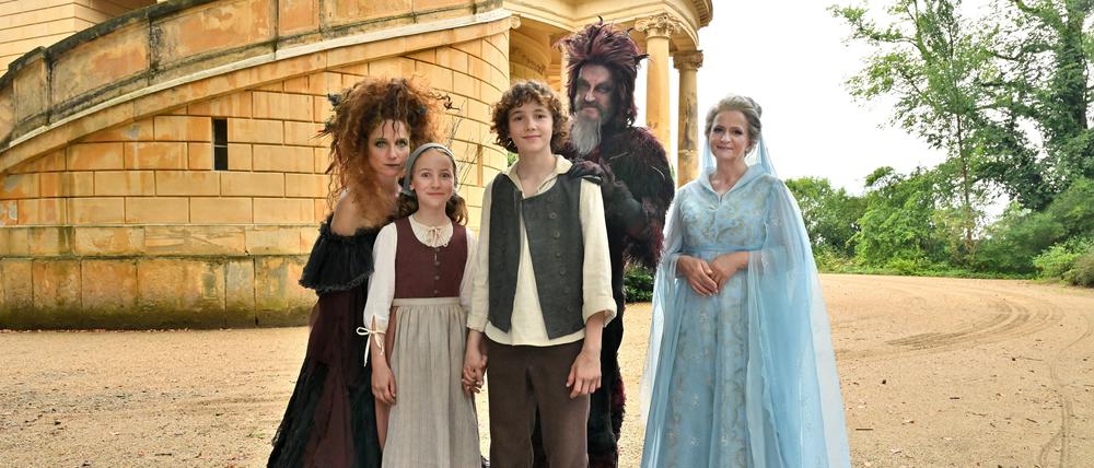 Im Belvedere auf dem Klausberg sind die Dreharbeiten zu „Das Märchen von der silbernen Brücke“ gestartet. Vor der Kamera stehen unter anderem Detlev Buck, Christina Große, Johanna Gastdorf, Peter Schneider und Luise Wolfram. (v.l.)