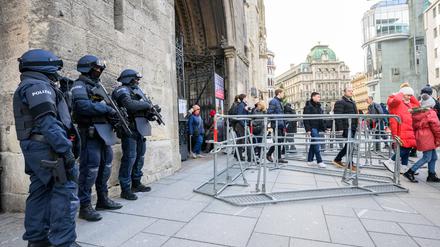 Polizisten stehen nach Hinweisen auf einen möglichen Anschlagsplan einer islamistischen Gruppe vor der Domkirche St. Stephan. 