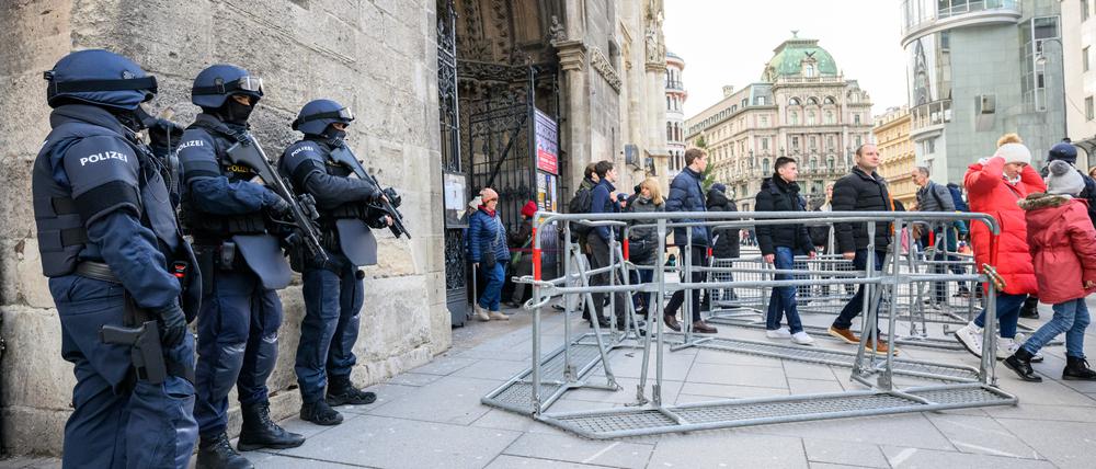 Polizisten stehen nach Hinweisen auf einen möglichen Anschlagsplan einer islamistischen Gruppe vor der Domkirche St. Stephan. 