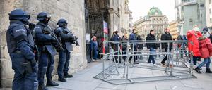Polizisten stehen nach Hinweisen auf einen möglichen Anschlagsplan einer islamistischen Gruppe vor der Domkirche St. Stephan. 