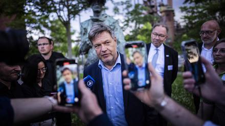 Robert Habeck (Grüne) umringt von Journalisten.