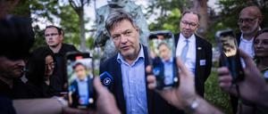 Robert Habeck (Grüne) umringt von Journalisten.