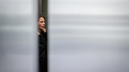 Annalena Baerbock verlässt die Sonder-Fraktionssitzung ihrer Partei im Bundestag mit dem Fahrstuhl.