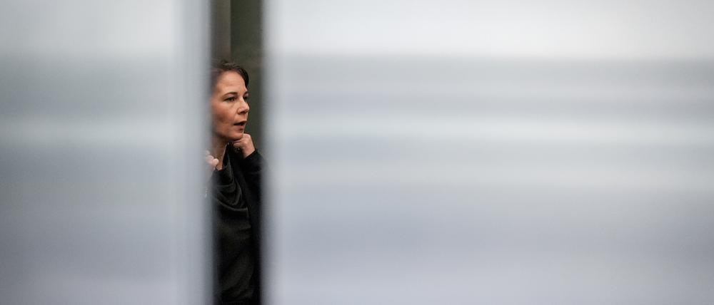 Annalena Baerbock verlässt die Sonder-Fraktionssitzung ihrer Partei im Bundestag mit dem Fahrstuhl.