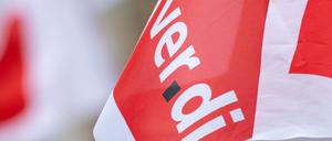 Fahnen der Dienstleistungsgewerkschaft Verdi schwenken Teilnehmer auf ihrer Streikkundgebung in der Innenstadt von Halle/Saale