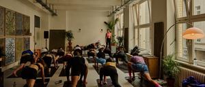 Yoga im House of Color in Kreuzberg. 