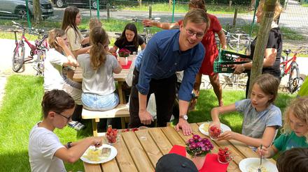 Volksinitiative „Schule satt“ in Brandenburg, mit Linke-Politiker Sebastian Walther. Die Initiative kämpft für ein kostenfreies Schulessen im Land Brandenburg. 