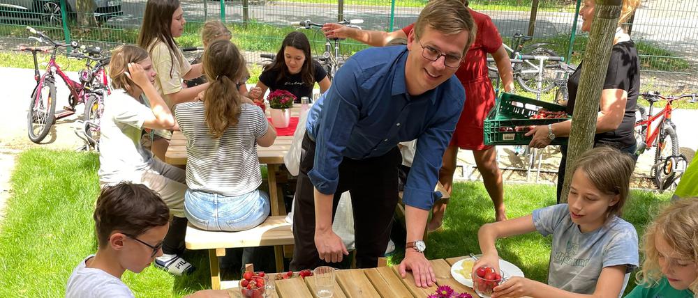 Volksinitiative „Schule satt“ in Brandenburg, mit Linke-Politiker Sebastian Walther. Die Initiative kämpft für ein kostenfreies Schulessen im Land Brandenburg.