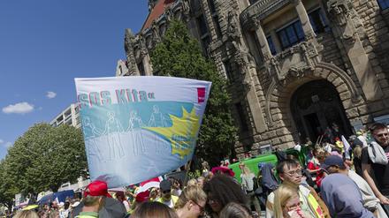 Auftakt Kita-Streikwoche 2024-07-08 Deutschland, Berlin - Auftakt der Berliner Kita-Streikwoche vor dem Rathaus Charlottenburg: Die Gewerkschaften Verdi und GEW wollen einen Tarifvertrag mit weniger Arbeitsbelastung und mehr Personal in den staatlichen Kindertagesstätten erzwingen. *** Start of daycare strike week 2024 07 08 Germany, Berlin Start of Berlin daycare strike week in front of Charlottenburg town hall The Verdi and GEW unions want to force a collective agreement with less workload and more staff in state daycare centers