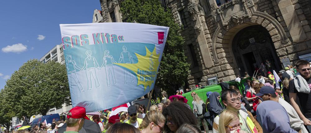 Auftakt Kita-Streikwoche 2024-07-08 Deutschland, Berlin - Auftakt der Berliner Kita-Streikwoche vor dem Rathaus Charlottenburg: Die Gewerkschaften Verdi und GEW wollen einen Tarifvertrag mit weniger Arbeitsbelastung und mehr Personal in den staatlichen Kindertagesstätten erzwingen. *** Start of daycare strike week 2024 07 08 Germany, Berlin Start of Berlin daycare strike week in front of Charlottenburg town hall The Verdi and GEW unions want to force a collective agreement with less workload and more staff in state daycare centers