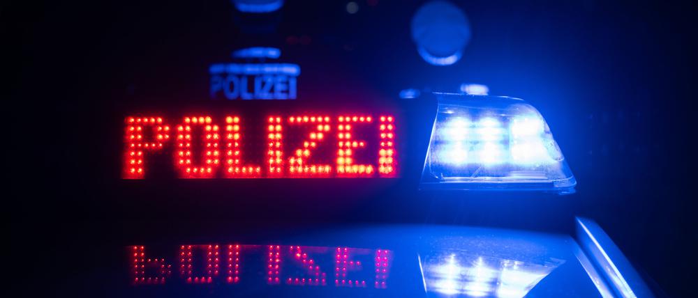 Polizei-Schriftzug auf einem Einsatzwagen (Symbolbild)