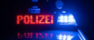 Polizei-Schriftzug auf einem Einsatzwagen (Symbolbild)