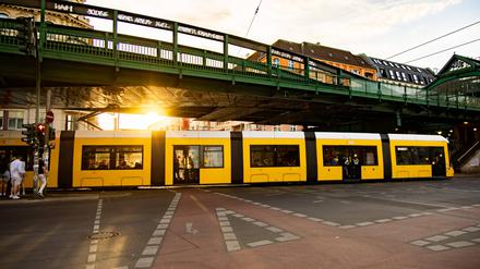 Eine Tram der Linie M1 auf der Schönhauser Allee.