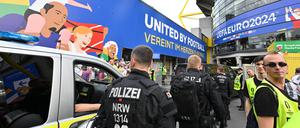 Die Innenministerin dankte Polizei und Freiwilligen für eine „überwiegend friedliches Turnier“. Nach dem EM-Halbfinale hatte es Ausschreitungen gegeben. Warum die Polizei trotzdem zufrieden ist. 
