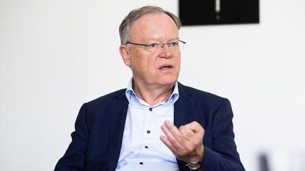 Stephan Weil (SPD), Ministerpräsident von Niedersachsen, sitzt in seinem Büro in der Staatskanzlei (Archivbild).