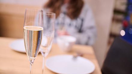 Unter Aufsicht der Eltern dürfen bislang auch Jugendliche ab 14 Jahren ein Glas Sekt trinken. 
