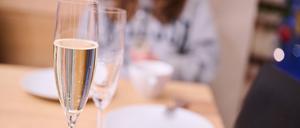 Unter Aufsicht der Eltern dürfen bislang auch Jugendliche ab 14 Jahren ein Glas Sekt trinken. 