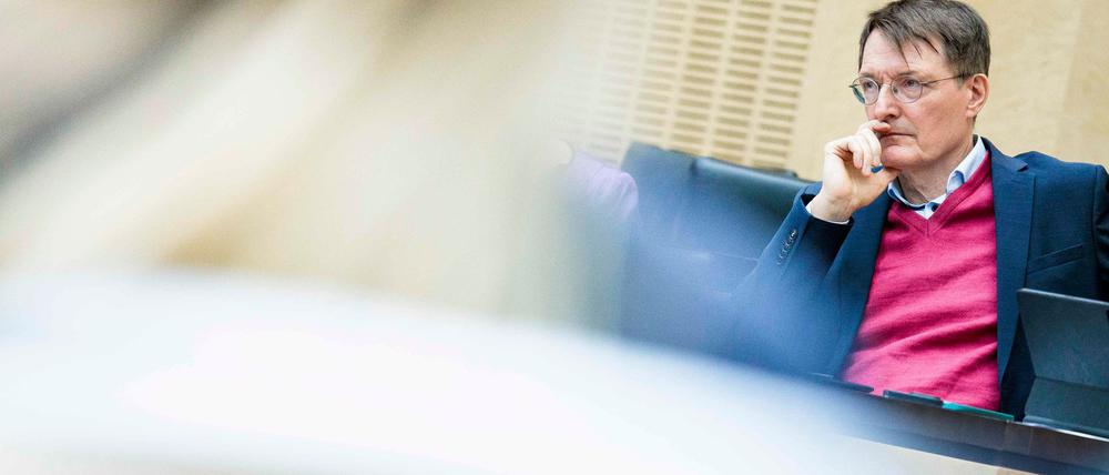 Gründe für die höheren Pflegekosten sind gestiegene Energie- und Lebensmittelkosten sowie höhere Löhne der Pflegekräfte. (Archivbild)