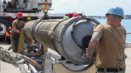 Auf diesem von der Marine der USA zur Verfügung gestellten Bild entladen Matrosen des U-Boot-Tenders USS Emory S. Land (AS 39), Abteilung Waffenhandhabung, eine Tomahawk-Rakete.