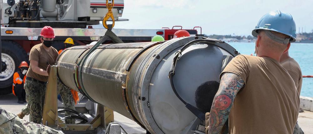 Auf diesem von der Marine der USA zur Verfügung gestellten Bild entladen Matrosen des U-Boot-Tenders USS Emory S. Land (AS 39), Abteilung Waffenhandhabung, eine Tomahawk-Rakete.