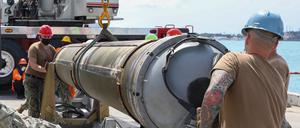 Auf diesem von der Marine der USA zur Verfügung gestellten Bild entladen Matrosen des U-Boot-Tenders USS Emory S. Land (AS 39), Abteilung Waffenhandhabung, eine Tomahawk-Rakete.