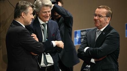 Verteidigungsminister Boris Pistorius (R). 