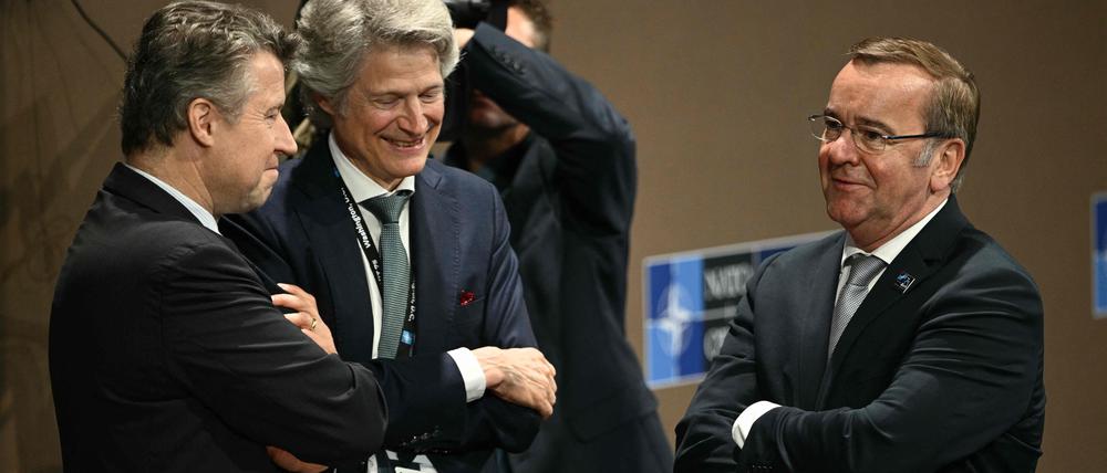Verteidigungsminister Boris Pistorius (R).