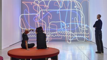 „Enzos Zoo“ von Nanda Vigo erinnert als Neoninstallation an Enzo Maris berühmtes Tier-Puzzle.