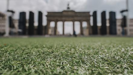 Wie ist der Zustand vom Kunstrasen auf der Berliner Fanmeile, der anlässlich der Europameisterschaft 2024 ausgerollt wurde? Klaus Sonnenschein, Rasenexperte vom Berliner Fußballverband weiss bescheid. Fotografiert am 11. Juli 2024 vor dem Brandenburger Tor.