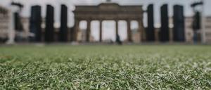 Wie ist der Zustand vom Kunstrasen auf der Berliner Fanmeile, der anlässlich der Europameisterschaft 2024 ausgerollt wurde? Klaus Sonnenschein, Rasenexperte vom Berliner Fußballverband weiss bescheid. Fotografiert am 11. Juli 2024 vor dem Brandenburger Tor.