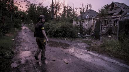 Ein ukrainischer Soldat an Frontlinie in Tschassiw Jar. Dort mussten die Ukrainer zuletzt einen Stadtteil aufgeben.