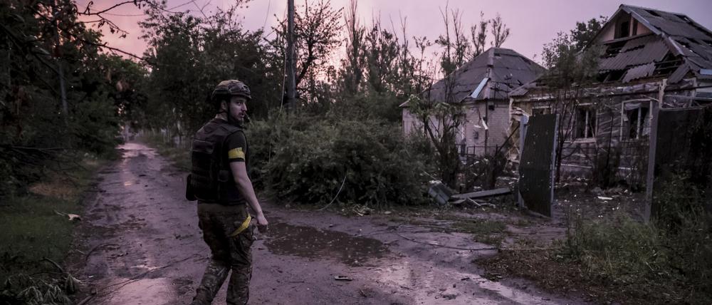 Ein ukrainischer Soldat an Frontlinie in Tschassiw Jar. Dort mussten die Ukrainer zuletzt einen Stadtteil aufgeben.
