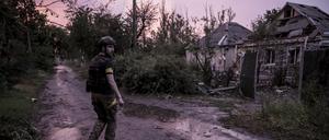 Ein ukrainischer Soldat an Frontlinie in Tschassiw Jar. Dort mussten die Ukrainer zuletzt einen Stadtteil aufgeben.